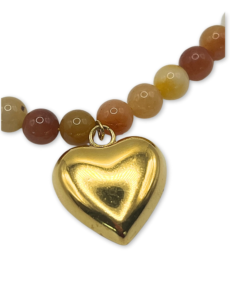 Veelkleurige natuurstenen kralenketting met vergulde gouden hart hanger.