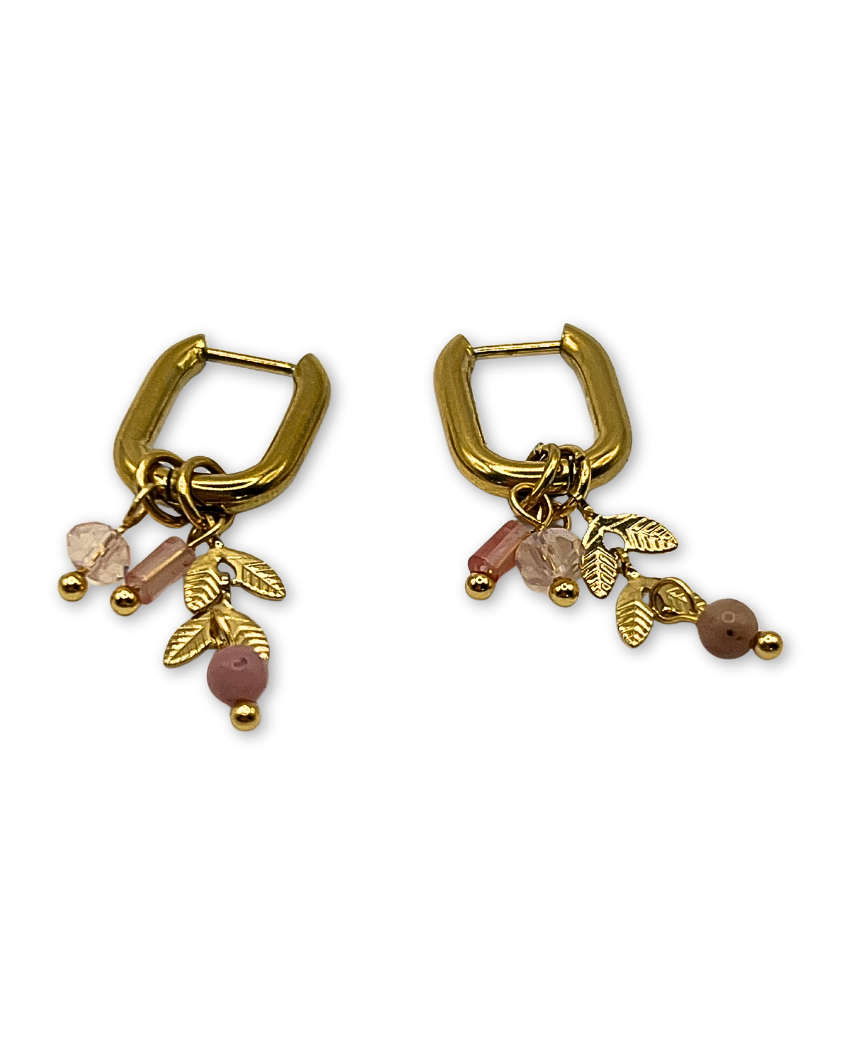 Goudkleurige ovalen oorhangers met schattige bedels in licht roze natuursteen en gouden blaadjes