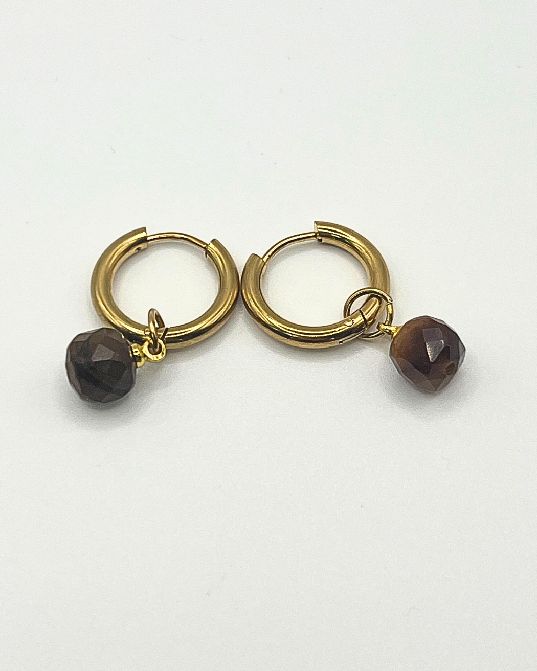 Goudkleurige oorringen met cognac kleurige natuursteen