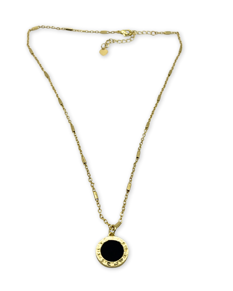 Goudkleurige ketting met zwart gouden ronde hanger
