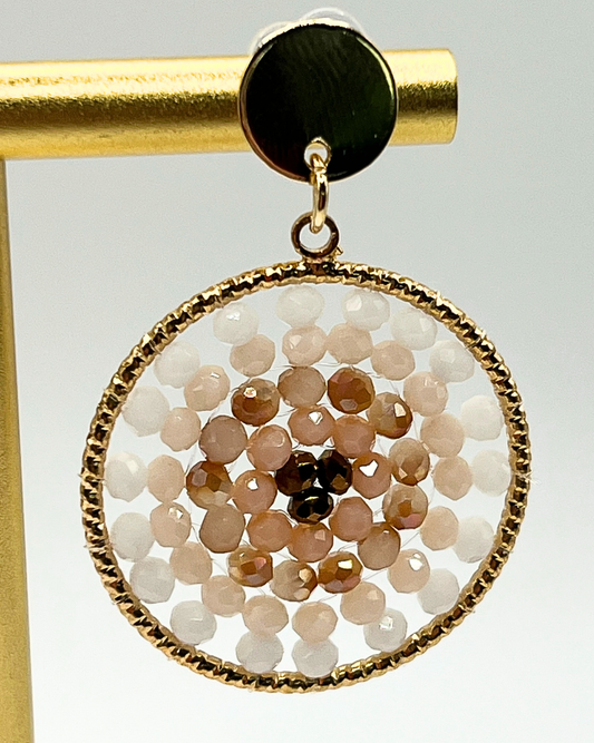 Boho oorbellen rond met witte en beige kraaltjes