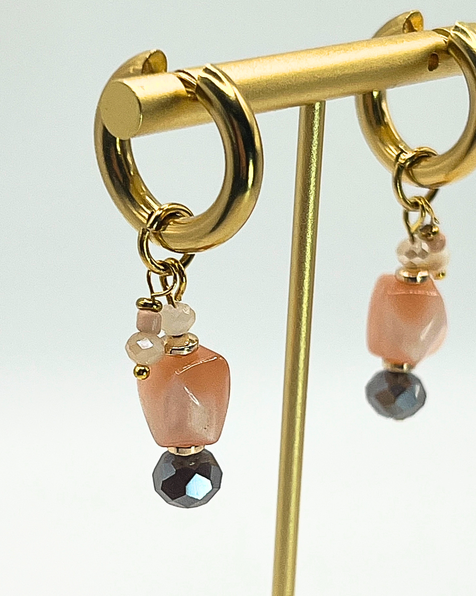Goudkleurige oorringen met oudroze en taupekleurige kralen