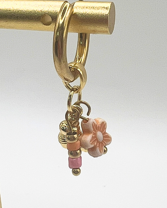 Schattige oorringen met croissantje en bloemetje