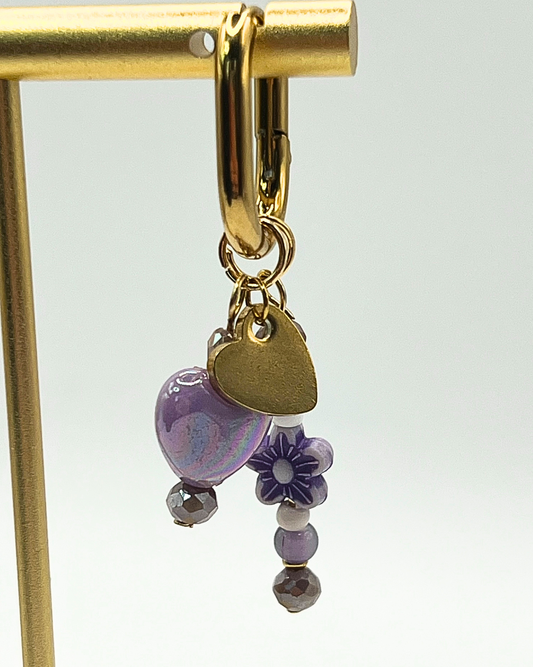 Goudkleurige sweetheart oorbellen met paars hartje en bloemetje