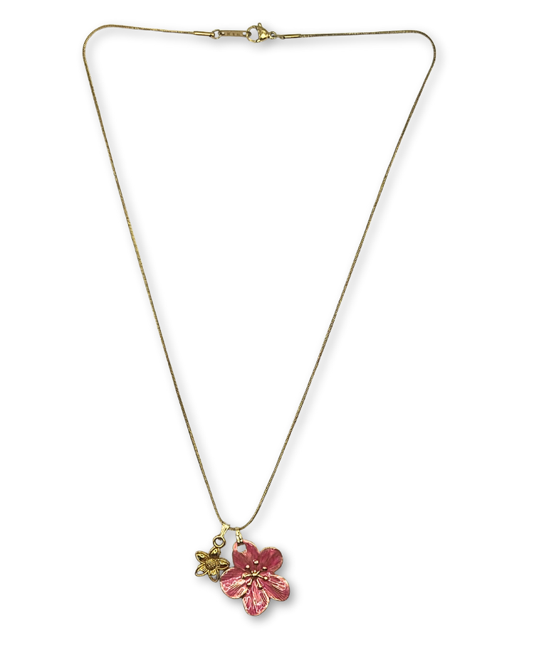 Goudkleurige ketting met bloemenbedels in oudroze en goud