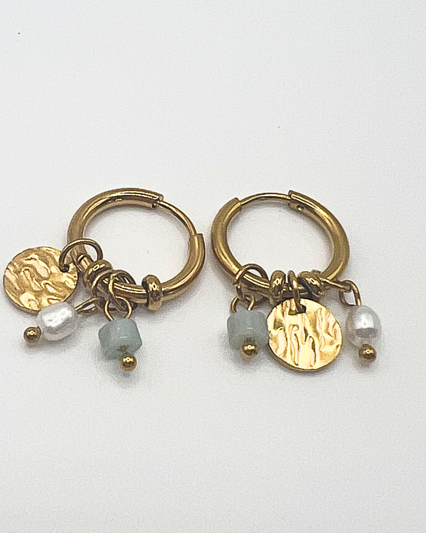 Goudkleurige oorringen met drie bedels, muntje, imitatieparel en mintkleurige natuursteen
