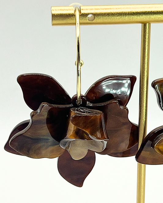 Orchidee oorhangers in bruin en cognac tinten