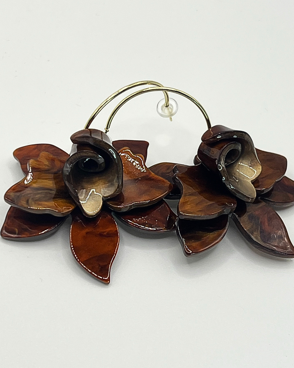 Orchidee oorhangers in bruin en cognac tinten