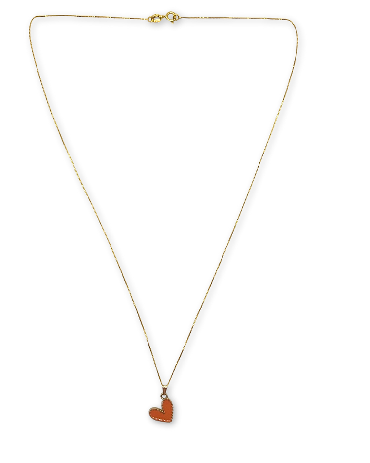 Goudkleurige ketting met oranje hartjesbedel