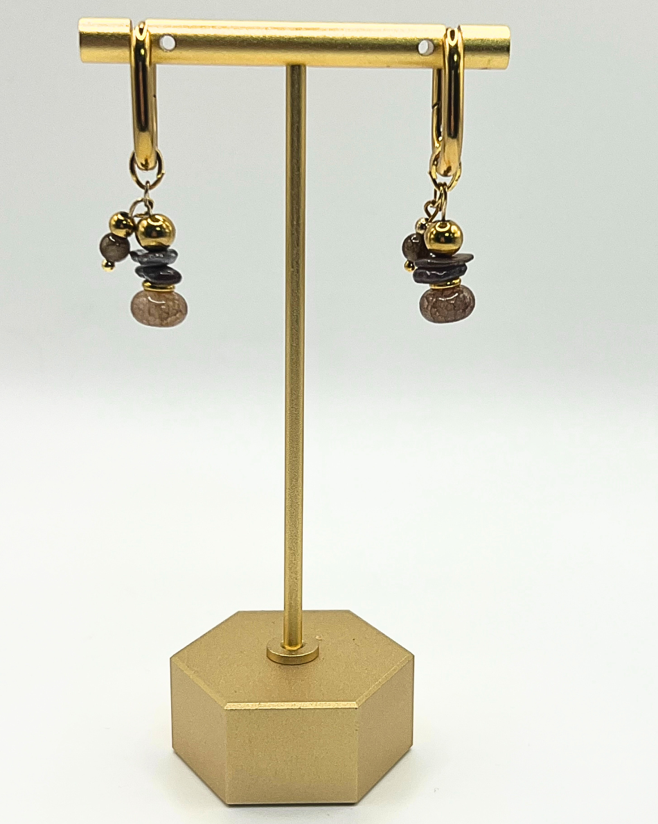 Goudkleurige ovalen oorhangers met bruine kralen