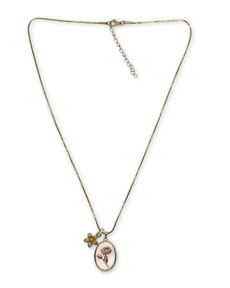 Goudkleurige ketting met ovalen hanger en bloembedel
