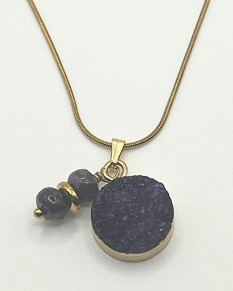 Goudkleurige ketting met bedels van dieppaars