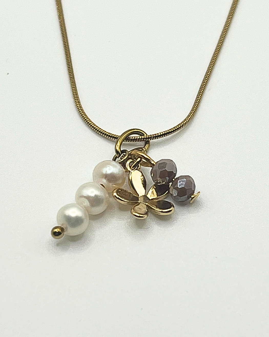 Elegante goudkleurige oorbellen met bloemdetail en kralen