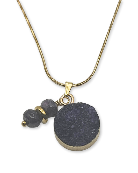 Goudkleurige ketting met bedels van dieppaars