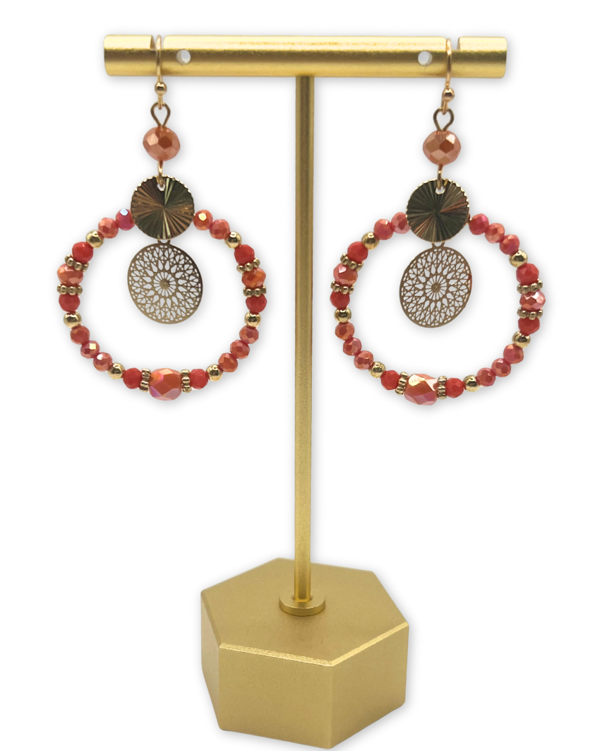 Boho oorbellen, cirkel met ronde hanger, zalmkleurig