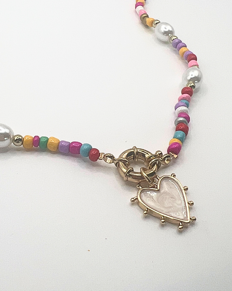 Kleurrijke kralen en parelketting met hartbedel.