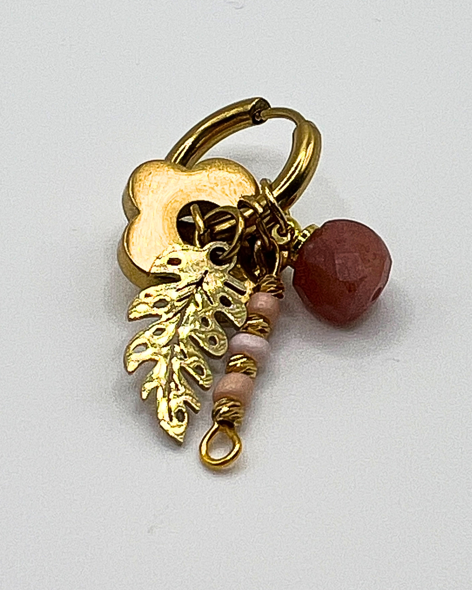 Goudkleurige oorringen met bedels van aarbei kristal, roze kralen, blaadje en bloem