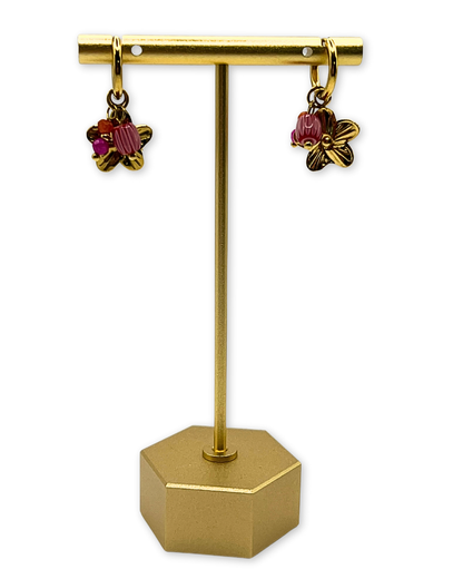 Goudkleurige oorbellen met drie bedels van lila natuursteen en bloem