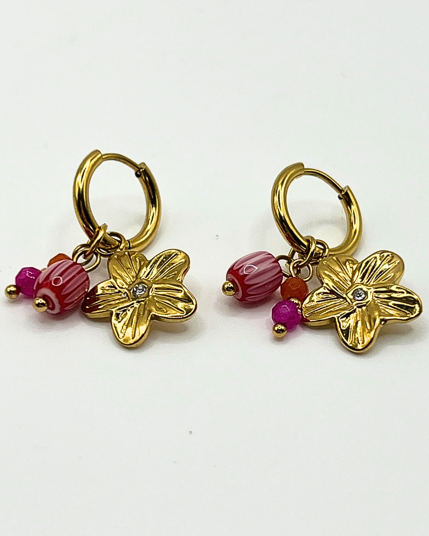 Goudkleurige oorbellen met drie bedels van lila natuursteen en bloem