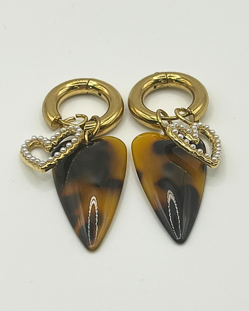 Goudkleurige oorhangers met leopard hart en parelhartje