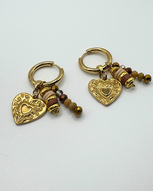 Goudkleurige oorringen met hartjesbedel