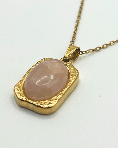 Goudkleurige roestvrijstalen ketting met roze bedel van bergkristal