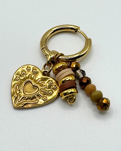 Goudkleurige oorringen met hartjesbedel