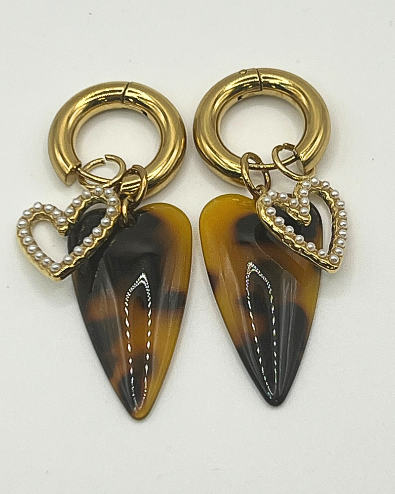 Goudkleurige oorhangers met leopard hart en parelhartje