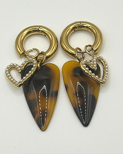 Goudkleurige oorhangers met leopard hart en parelhartje