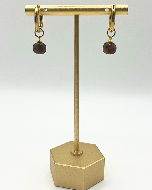 Goudkleurige oorringen met cognac kleurige natuursteen