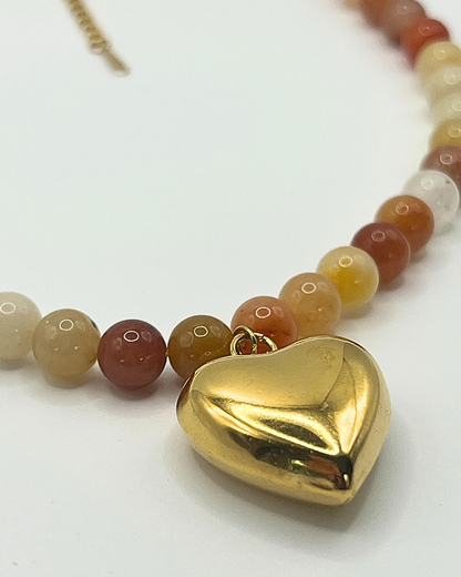 Veelkleurige natuurstenen kralenketting met vergulde gouden hart hanger.