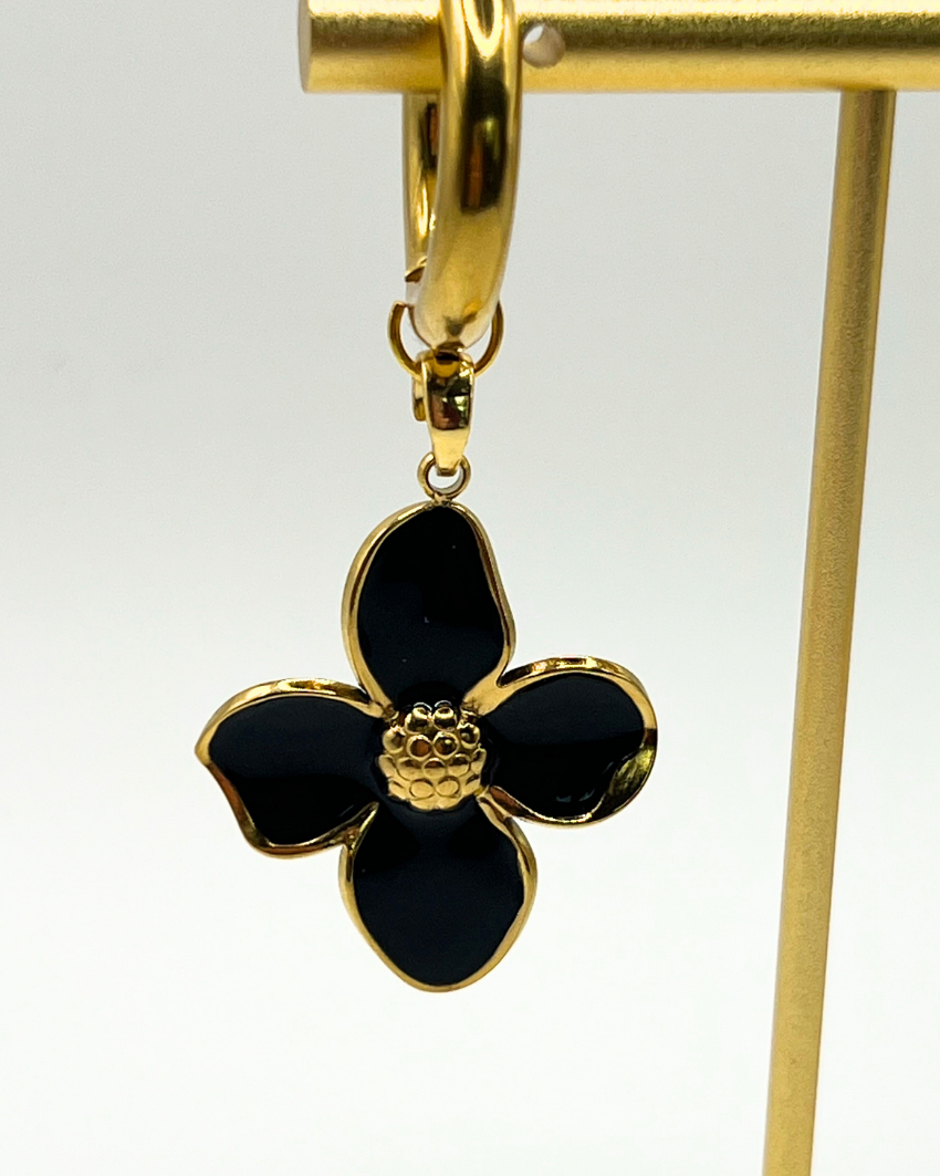 Goudkleurige oorringen met bloemen in zwart en goud