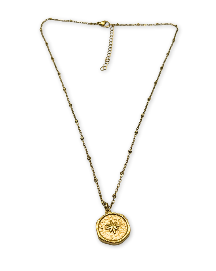 Goudkleurige ketting met ronde munt hanger met ster