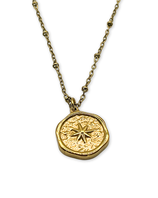 Goudkleurige ketting met ronde munt hanger met ster