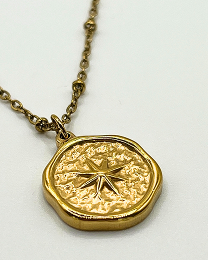 Goudkleurige ketting met ronde munt hanger met ster