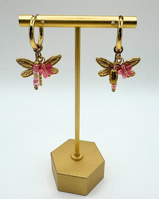 Goudkleurige oorringen met bedel van libelle, roze vlindertje en kralen