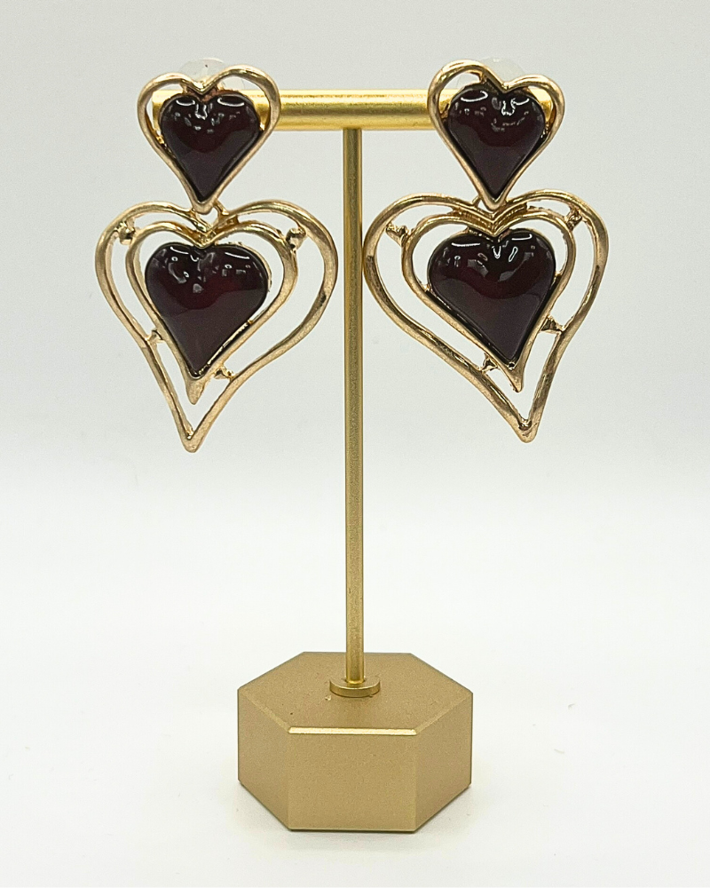 Goud- en bordeauxkleurige hartvormige oorbellen