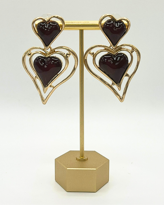 Goud- en bordeauxkleurige hartvormige oorbellen