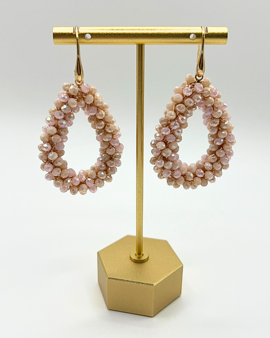 Druppelvormige oorbellen van glaskraaltjes in zacht roze en beige
