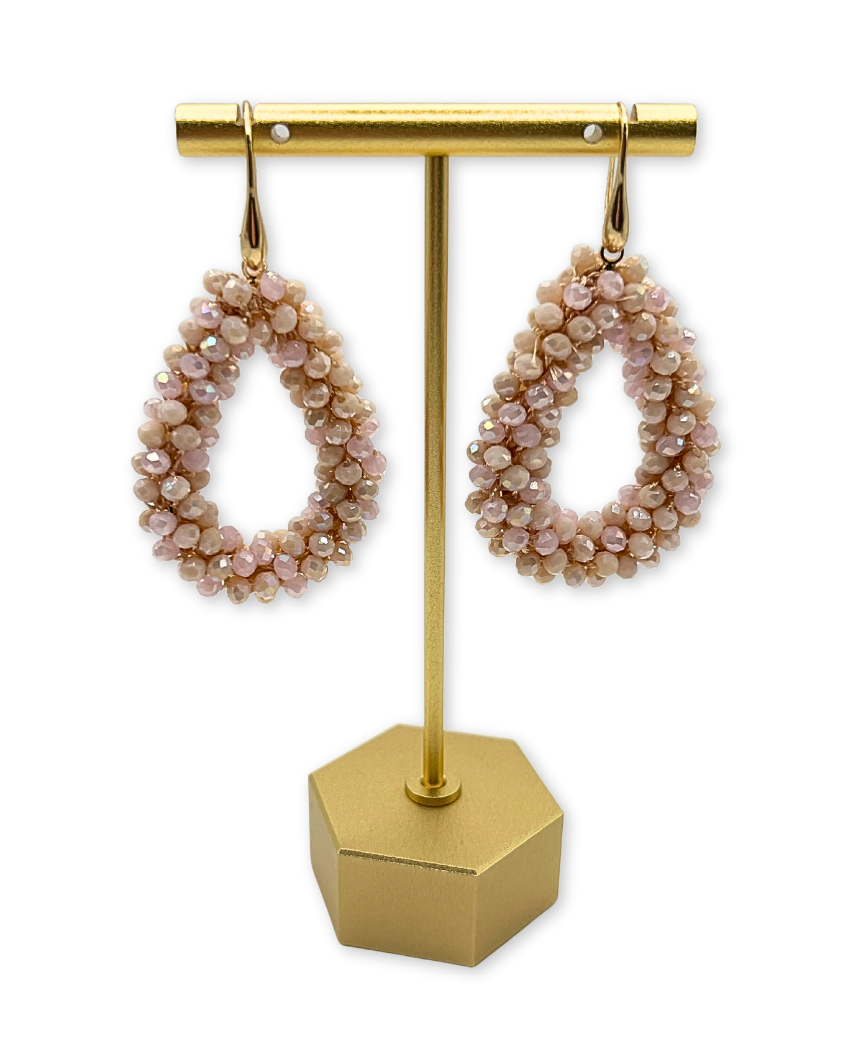 Druppelvormige oorbellen van glaskraaltjes in zacht roze en beige