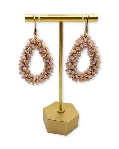 Druppelvormige oorbellen van glaskraaltjes in zacht roze en beige