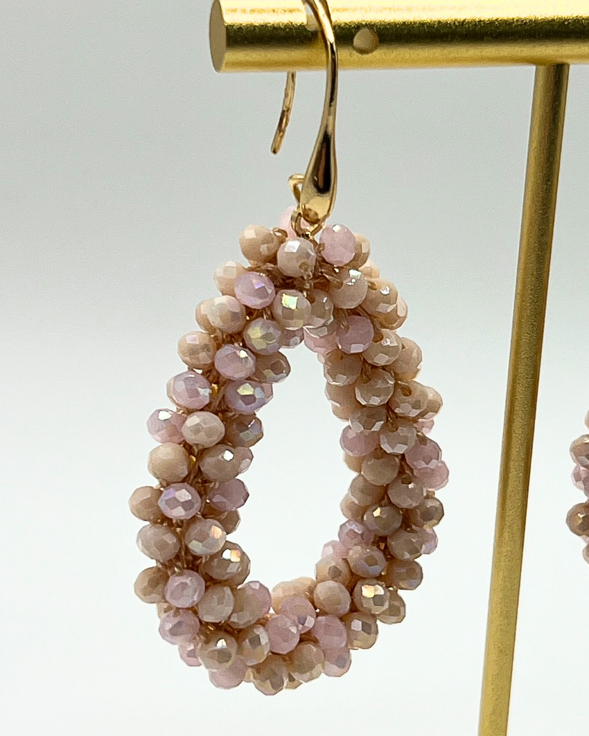 Druppelvormige oorbellen van glaskraaltjes in zacht roze en beige