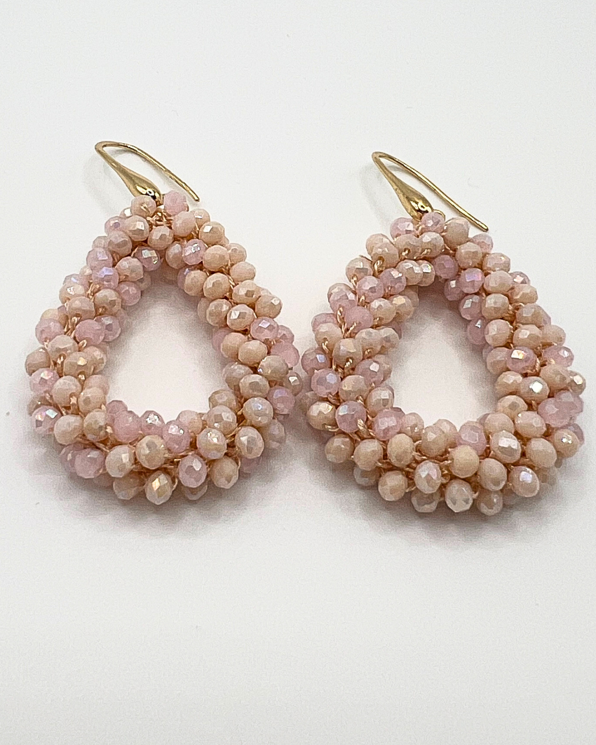 Druppelvormige oorbellen van glaskraaltjes in zacht roze en beige