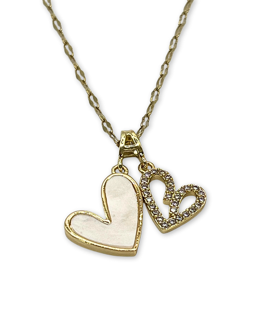 Goudkleurige ketting met twee harten hangers