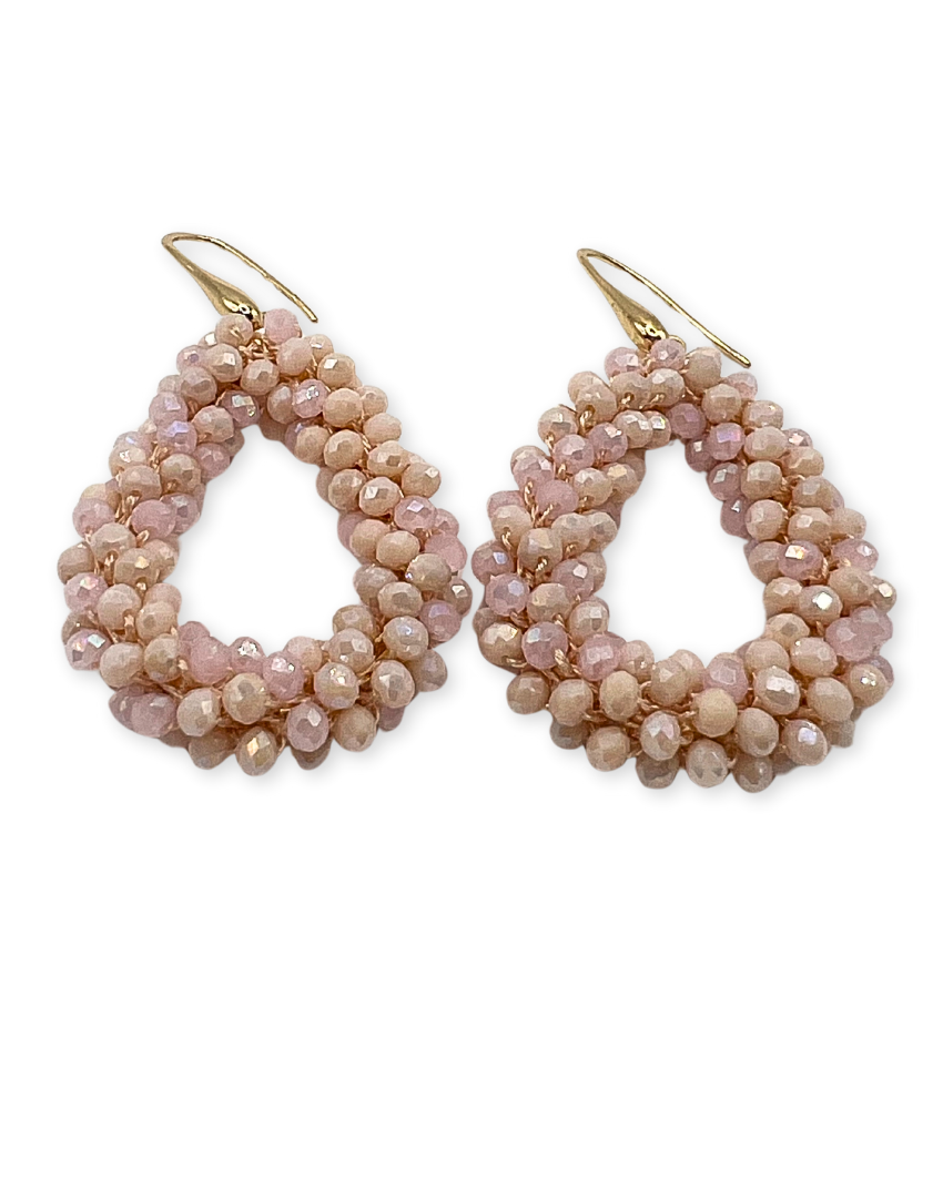Druppelvormige oorbellen van glaskraaltjes in zacht roze en beige
