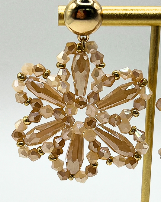 Bloemvormige oorbellen van diverse soorten kralen in beige tinten