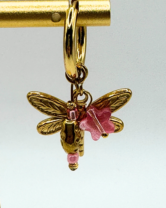 Goudkleurige oorringen met bedel van libelle, roze vlindertje en kralen