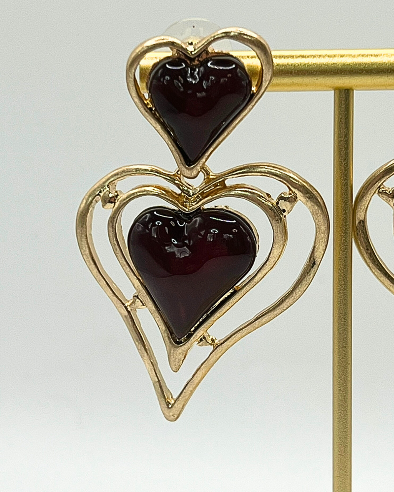 Goud- en bordeauxkleurige hartvormige oorbellen