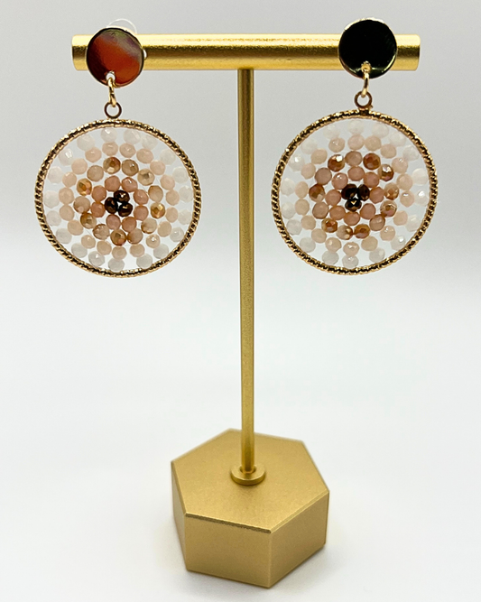 Boho oorbellen rond met witte en beige kraaltjes