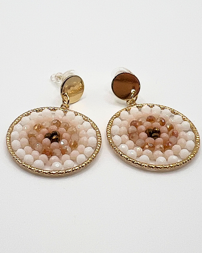 Boho oorbellen rond met witte en beige kraaltjes